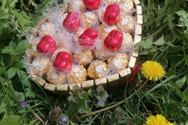 Konfekšu torte sirds formā