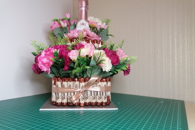 Konfekšu un ziedu torte