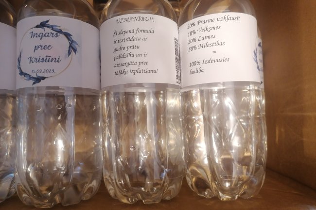 Kāzu ūdens pudeles